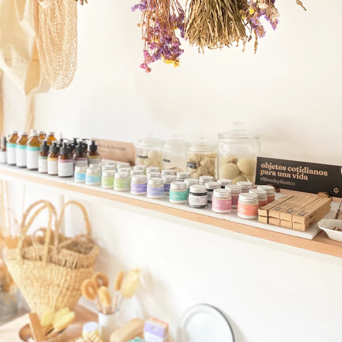 Productos naturales en una mesa de madera